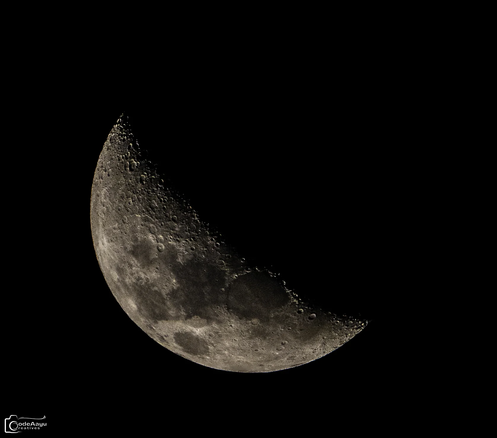Detailed crescent moon photographed by Aayush Ahuja